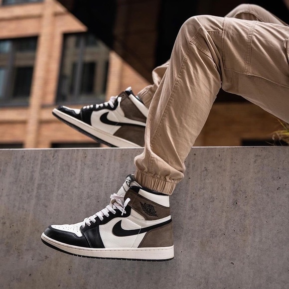 Air Jordan 1 Retro High OG ‘Dark Mocha’ - Picture 3 of 9